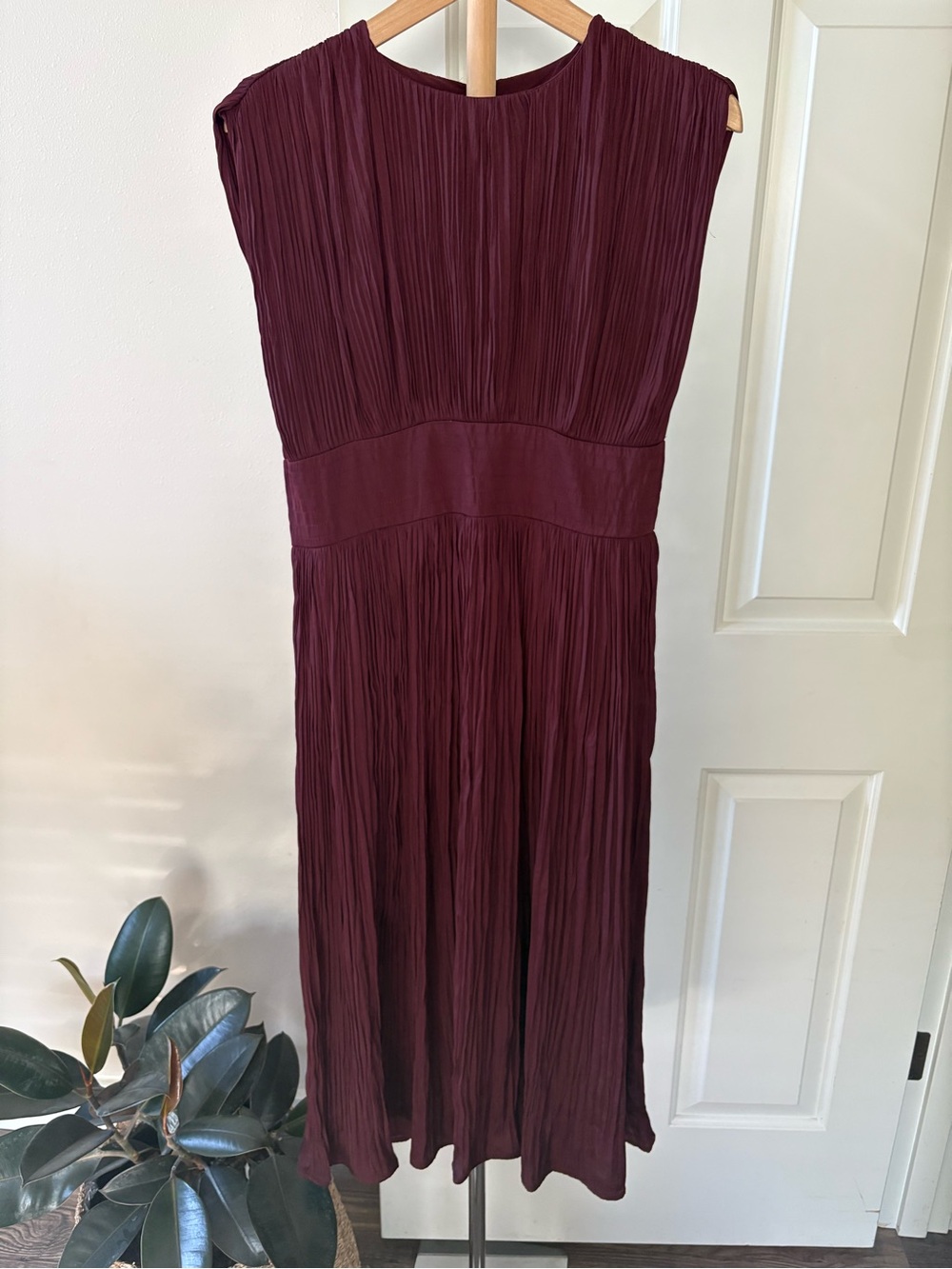 Banana Republic Women's Sleeveless Pleated Midi Dress in Burgundy